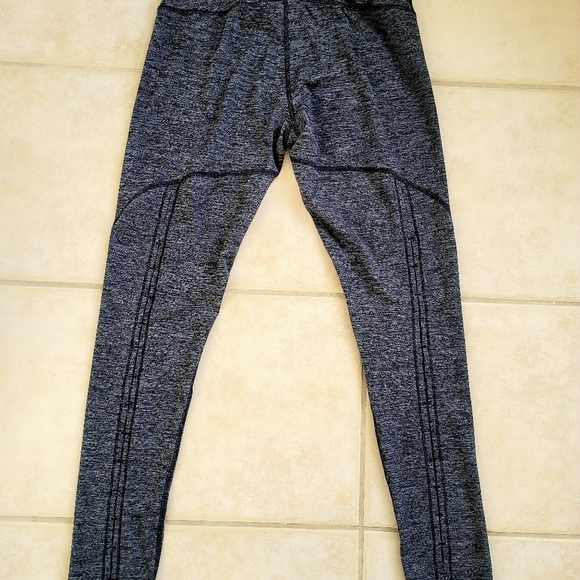 Peephole yoga pants - Picture 2 of 3